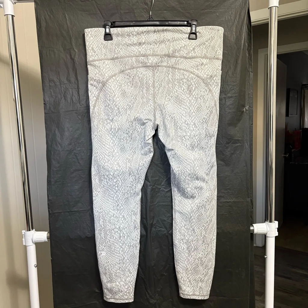 All in Motion Women’s XXL Gray Reptile Cropped Leggings Pockets Athleisure - Image 5