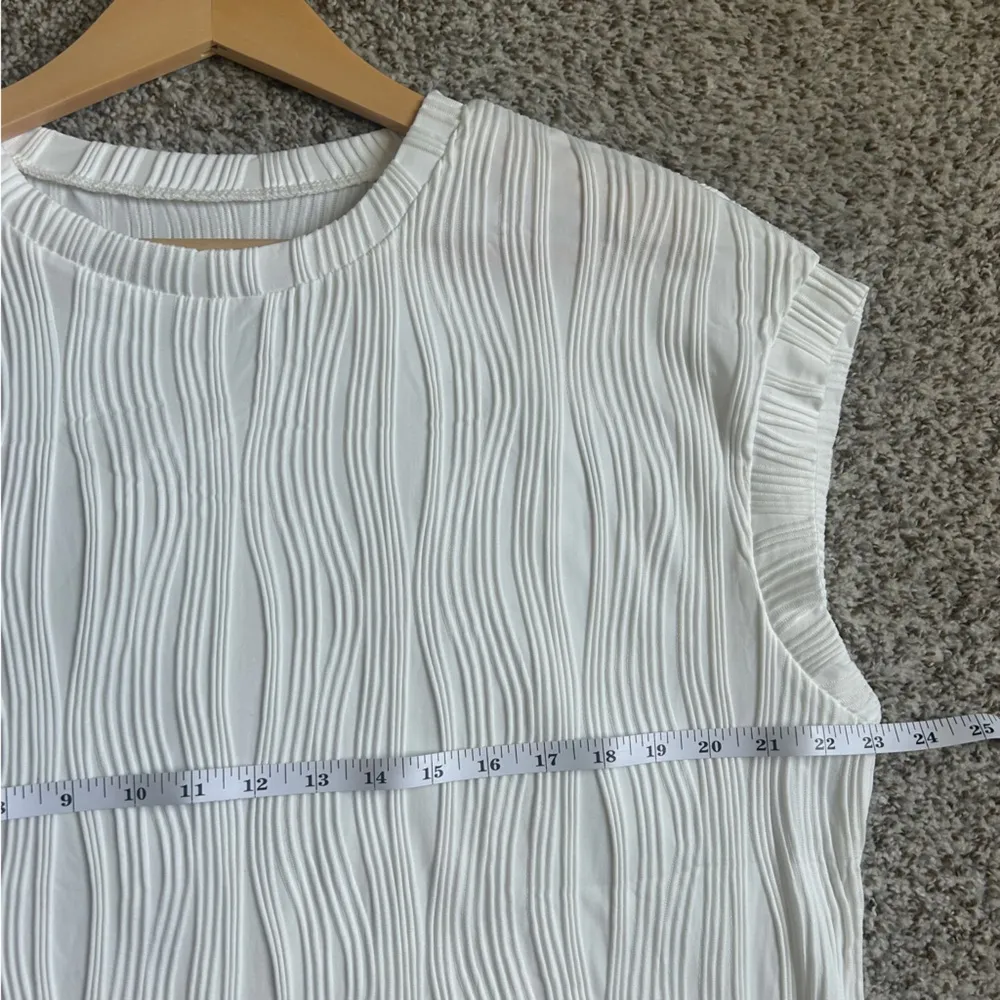 🦋 NWOT Textured White Women's Top Blouse Short Sleeve T - Image 4