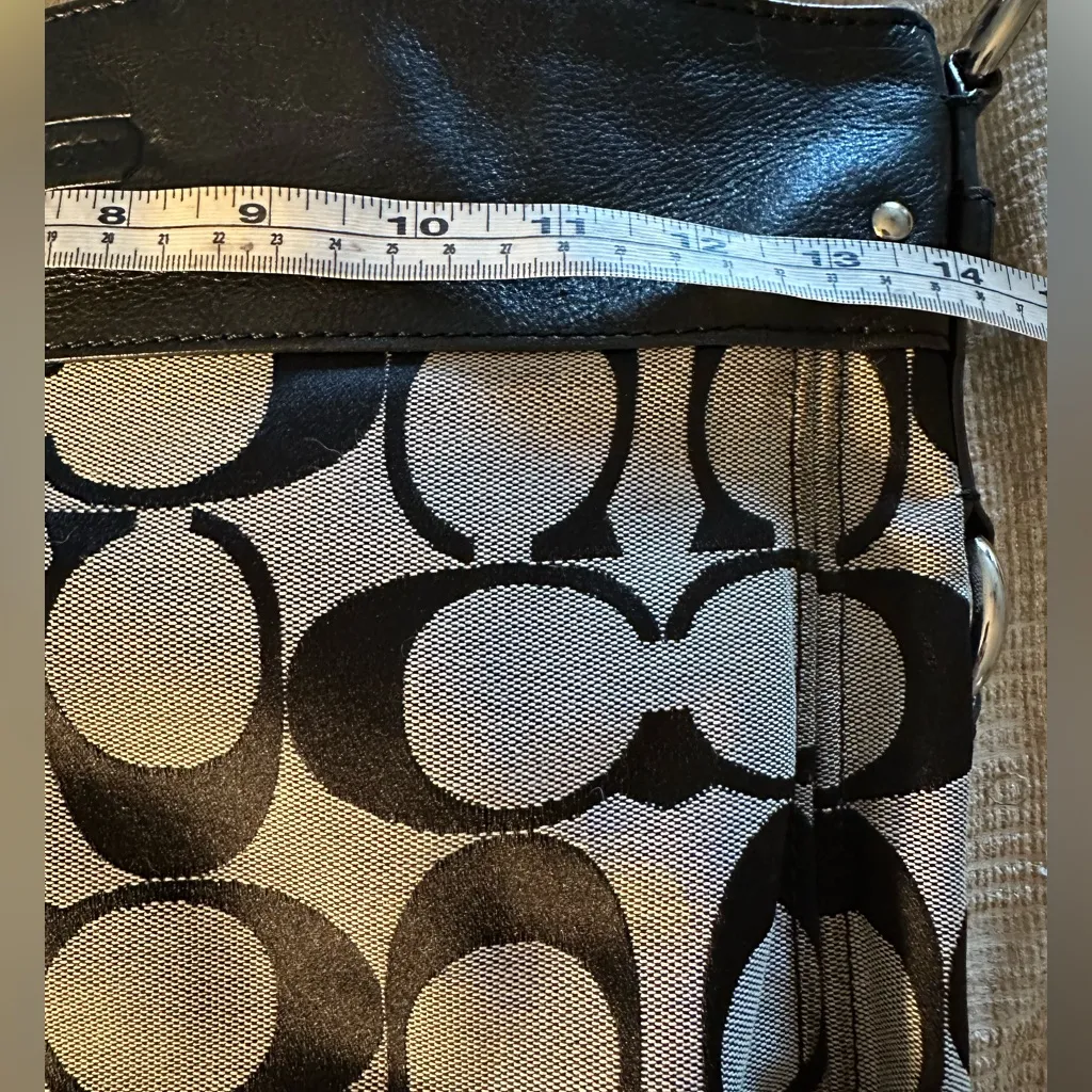 Coach Signature Canvas Hobo Shoulder Bag – Black & Khaki – Y2K Classic - Image 11