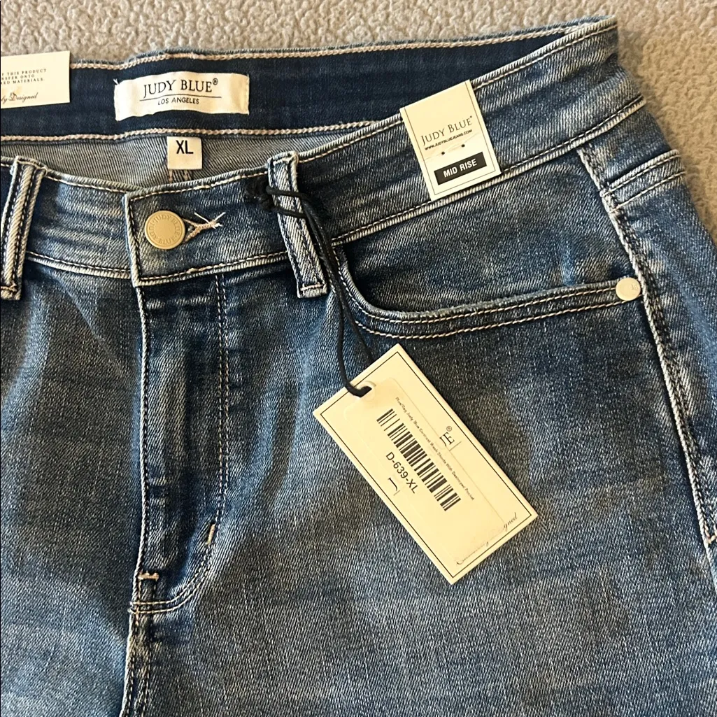 NWT Judy Blue Mid Rise Contrast Medium Wash Jean Shorts Destroyed Pocket XL - Image 4