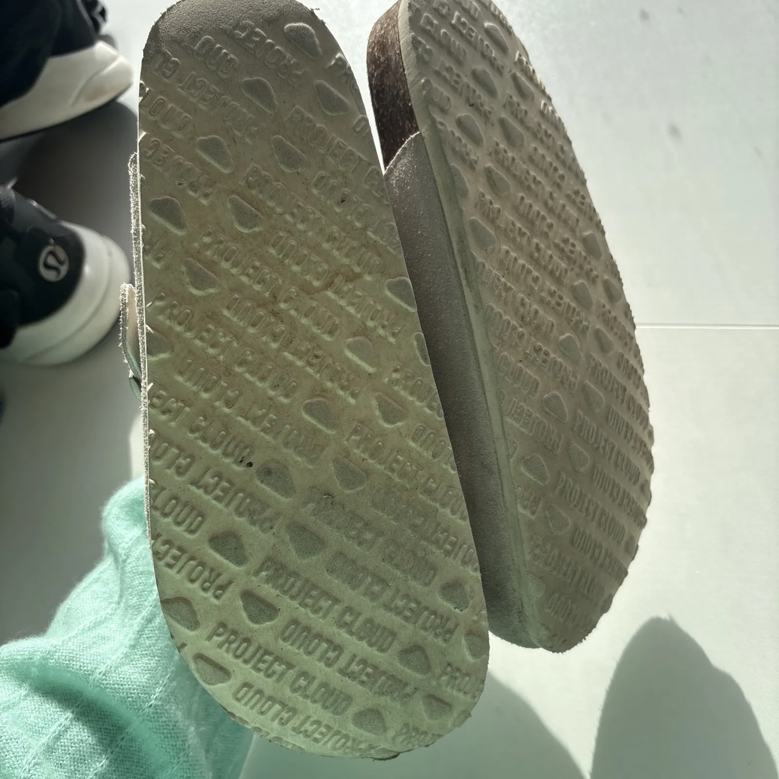 Project Cloud Women's Suede Clogs Size 7.5 Light Taupe Gray - Image 5