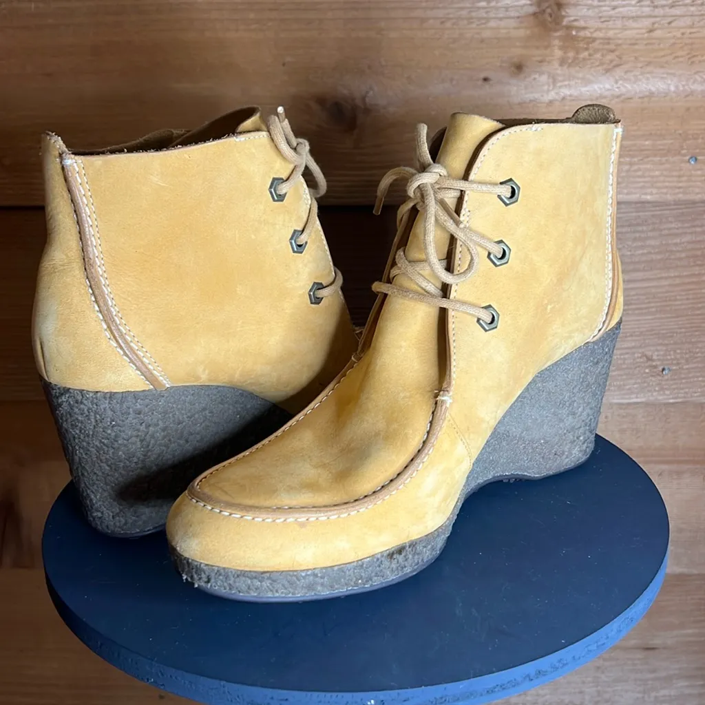 Timberland Leather Wedge Ankle Bootie Logo Outdoor Gum Sole Wallabee Tan Brown 9 - Image 3