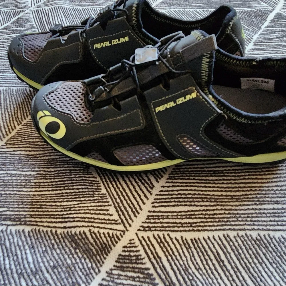 Pearl Izumi Black and Lime Cycling Shoes - Image 6