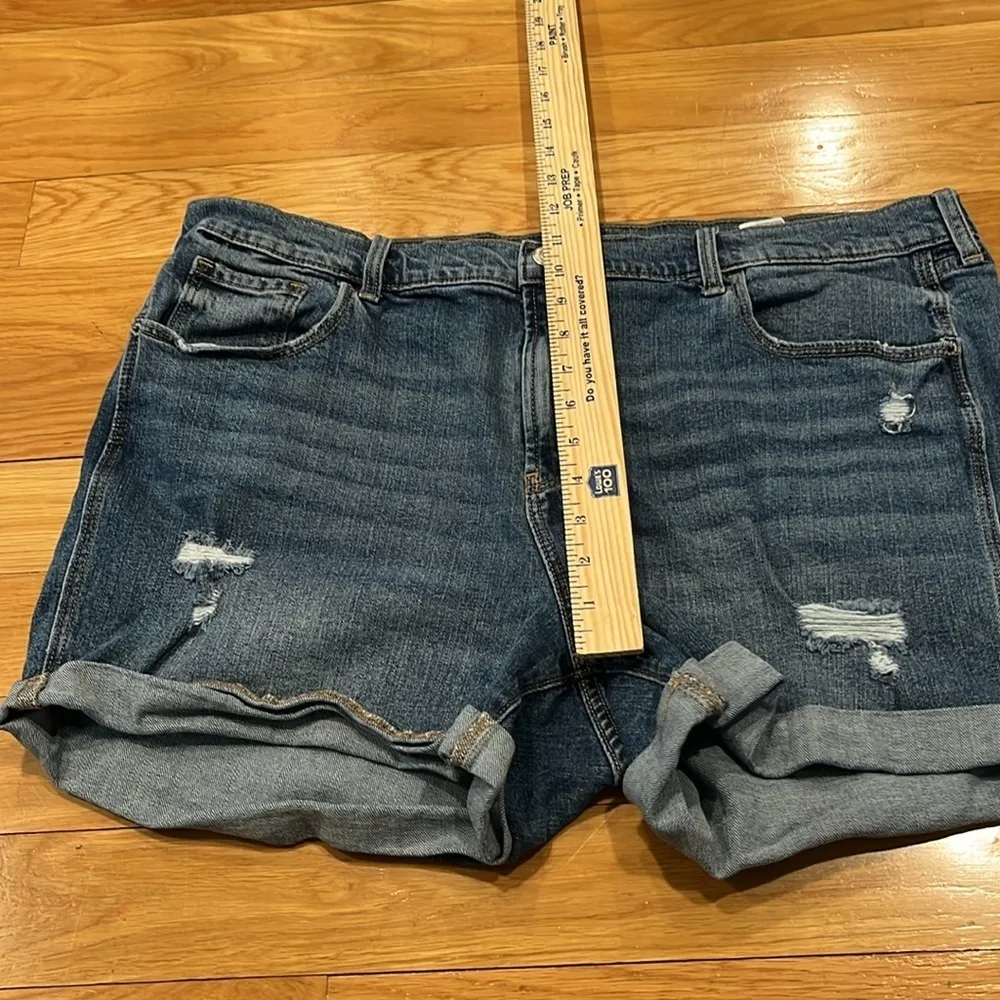 Old Navy women’s boyfriend mid rise distressed jean shorts size 18 . - Image 7