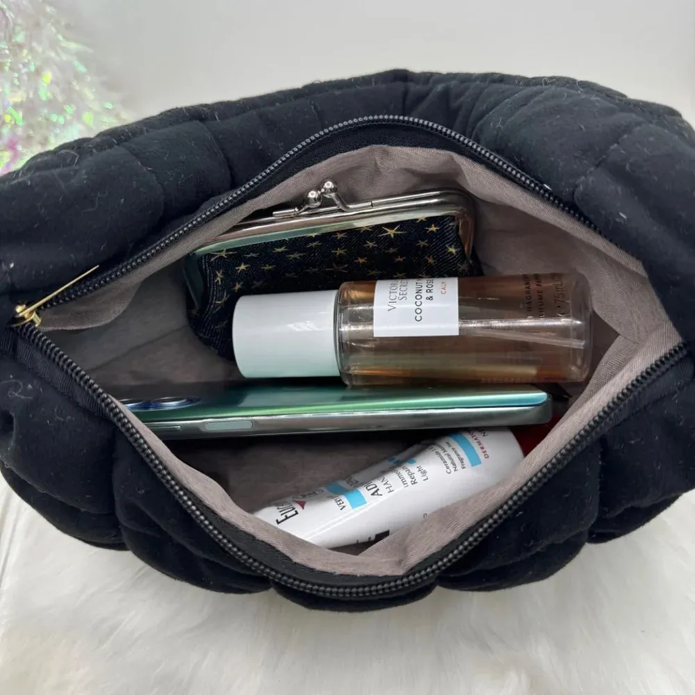 Cloud Feel Puffer Quilted Soft Fabric Material Hand Bag Black - Image 4