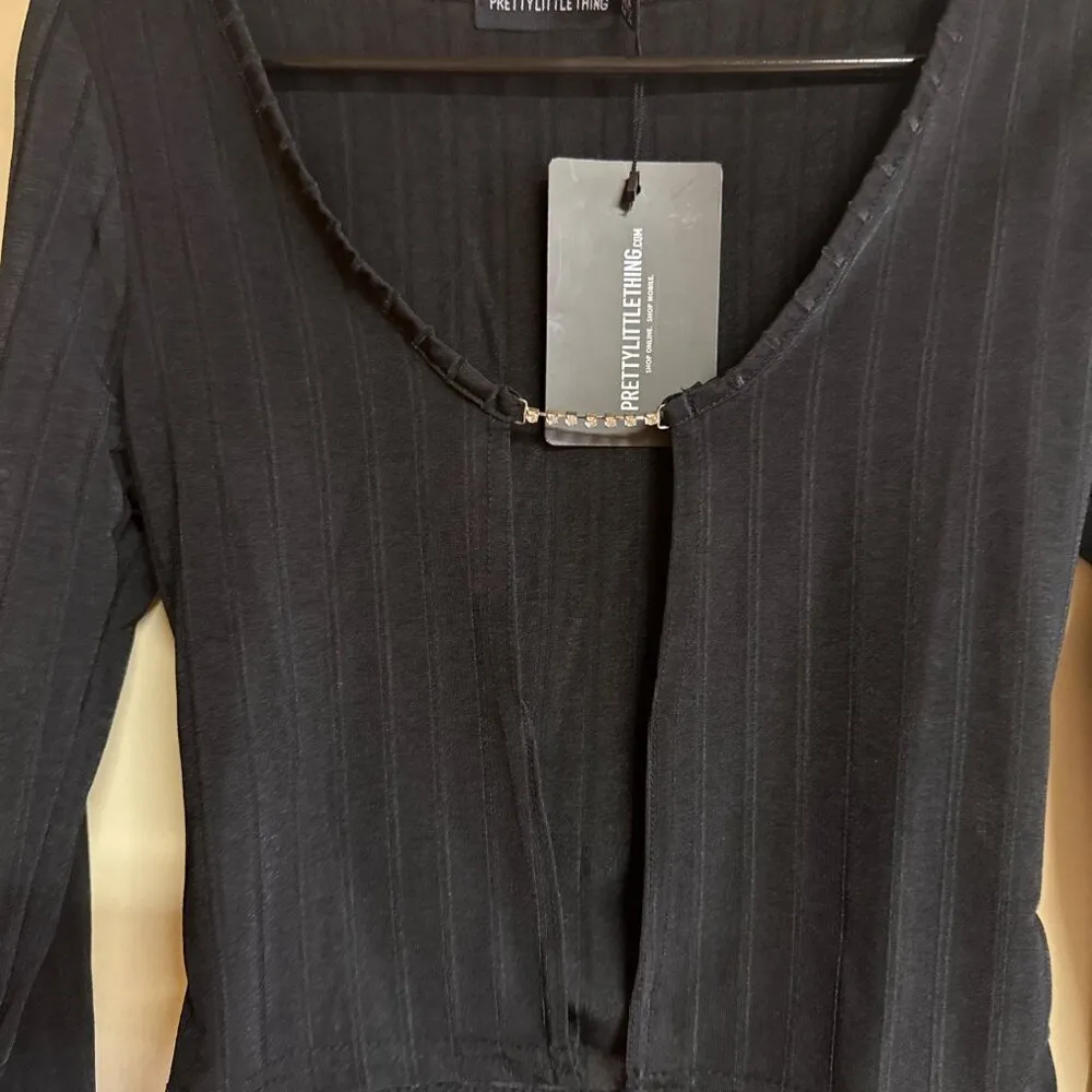 Black Long-Sleeve Ribbed Cropped Top With Chain Detail - PrettyLittleThing - UK - Image 2