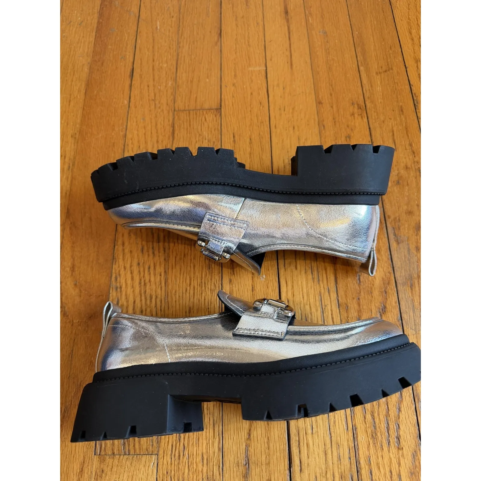 Steve Madden Shoes Womens Size 8 Silver Metallic Loafer Flats Lug Sole Chain - Image 4