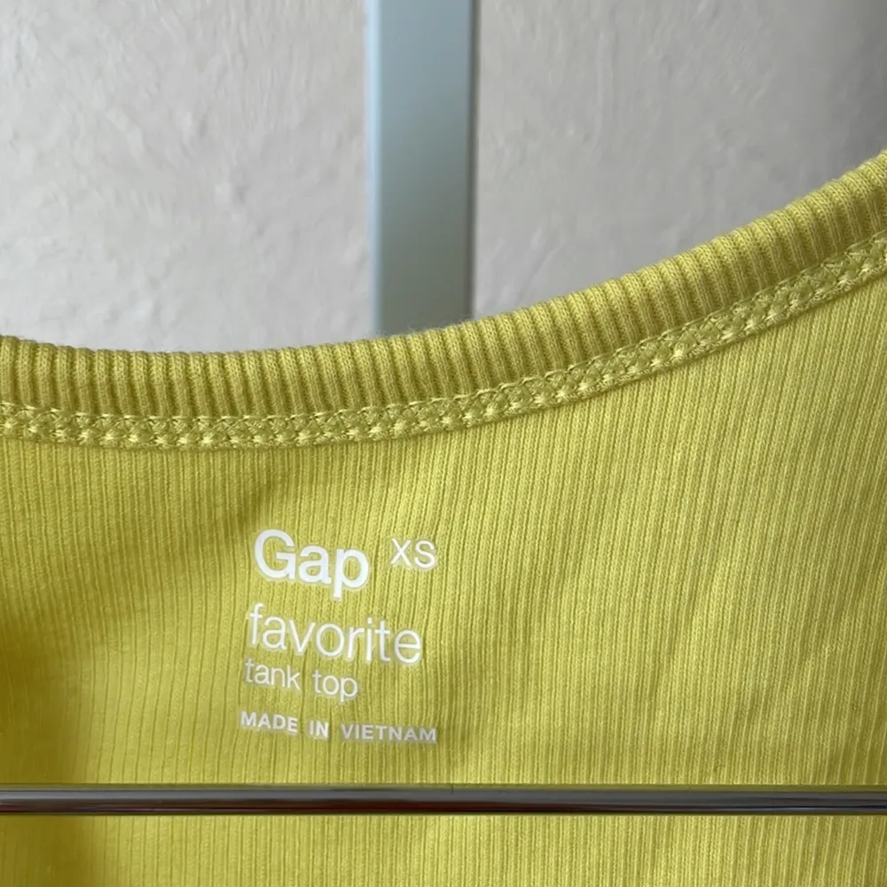 Gap shimmer bright yellow racer back tank top - Image 4