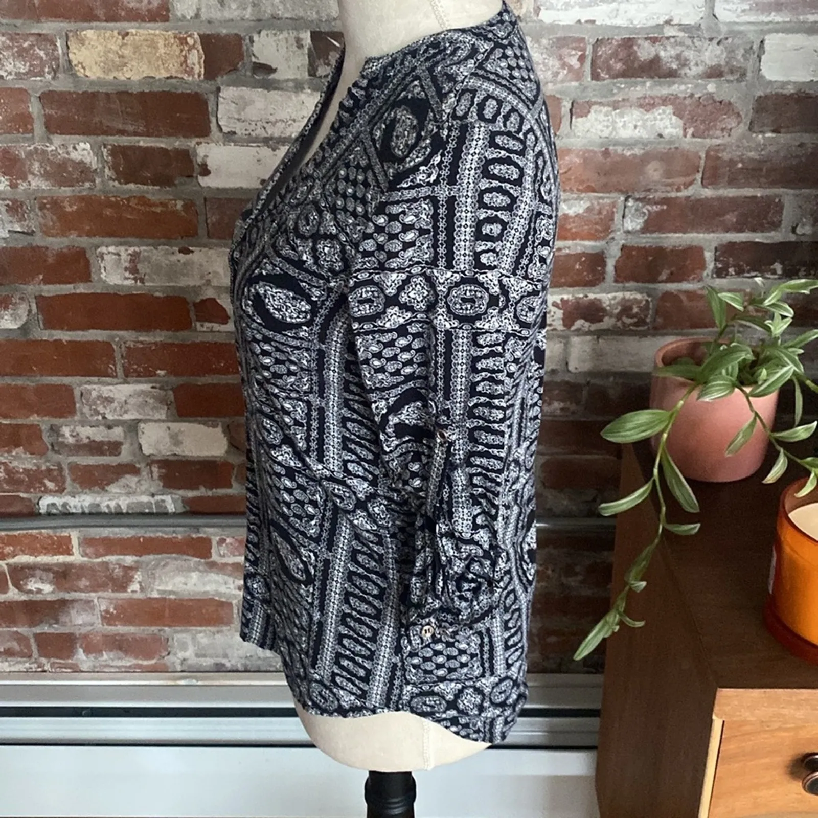 Atmosphere Black and White 3/4 Sleeve V Neck Shirt Size 2 - Image 3