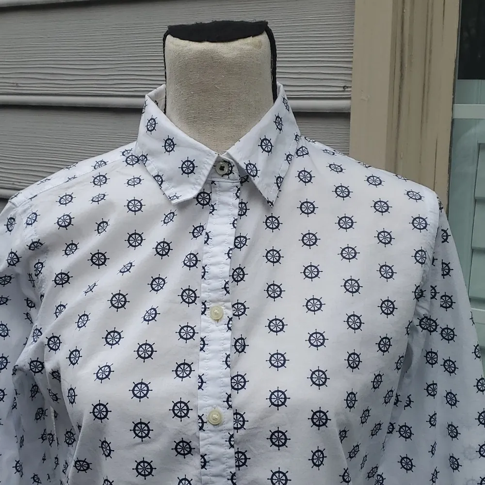 Banana Republic Soft Wash Ship Wheel Pattern Button Down Shirt - Image 2