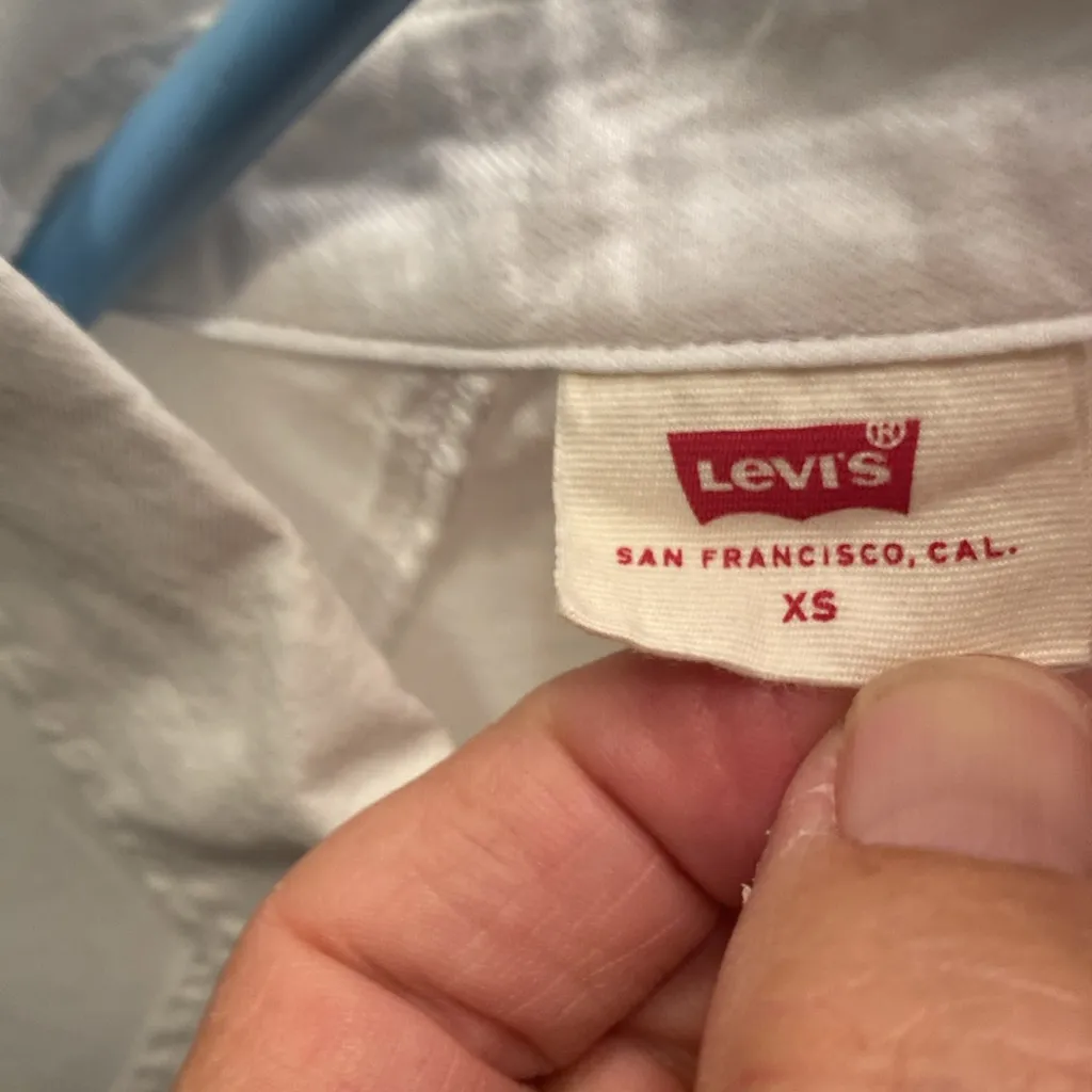 Levi’s white long sleeve button up shirt! - Image 5