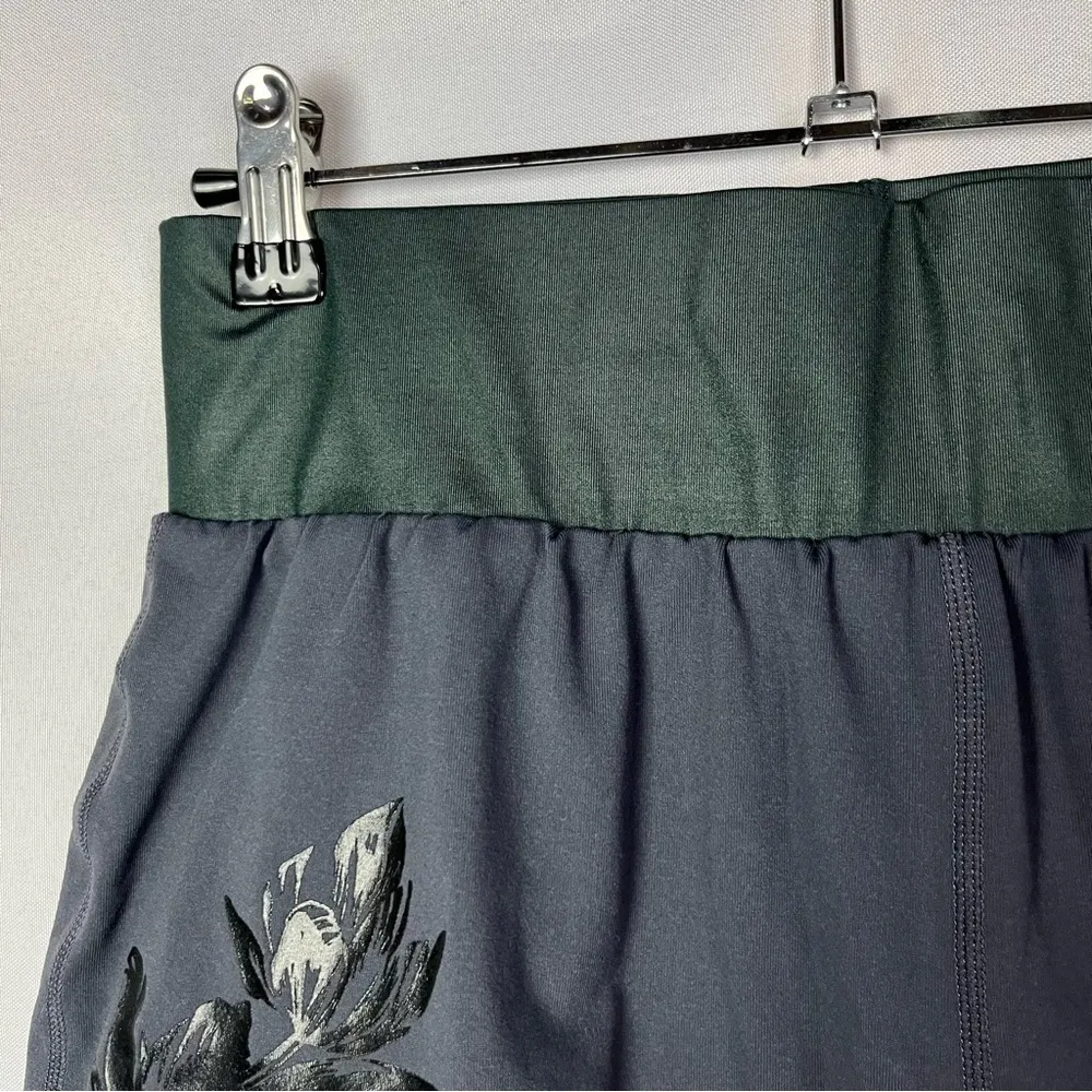 Fabletics Gray Olesia Shine Floral Athletic Shorts S - Image 4