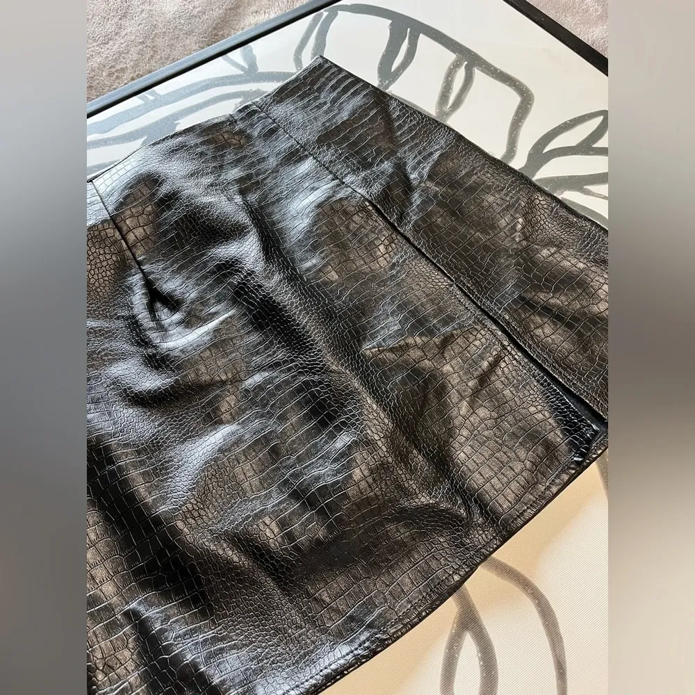 LULUS Faux Snakeskin Black Leather Pencil Mini Skirt Women’s Sz XS NWT - Image 3