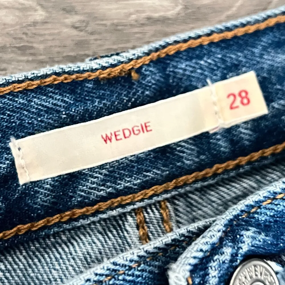 NWT Levi’s Women’s Wedgie Icon Jean in Athens Asleep Distressed Wash | 28 - Image 12