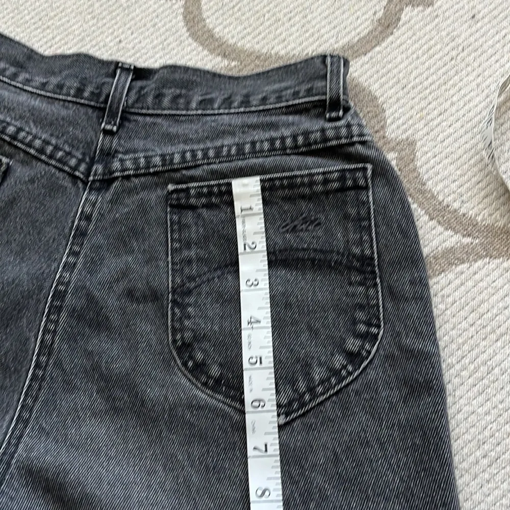 βοΈ Vintage Chic Retro distressed high rise black cutoff 2β inseam Jean shorts Size undefined - Image 15