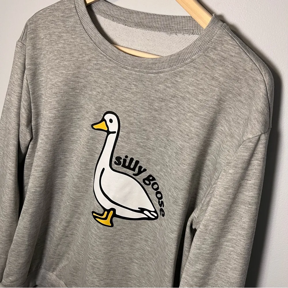 Silly Goose Graphic Crewneck Women’s L Gray Pullover Sweatshirt Lightweight Size L - Image 3