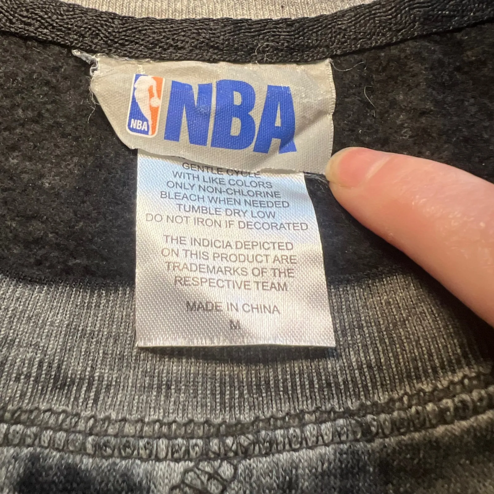 San Antonio Spurs NBA Graphic Sweatshirt Women's M Vintage Style Pullover Faded‎ - Image 3