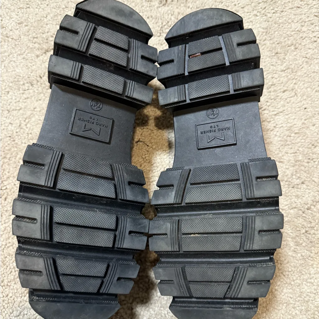 Women’s Marc Fisher Cream Loafers with chunky Black Soles - Image 7