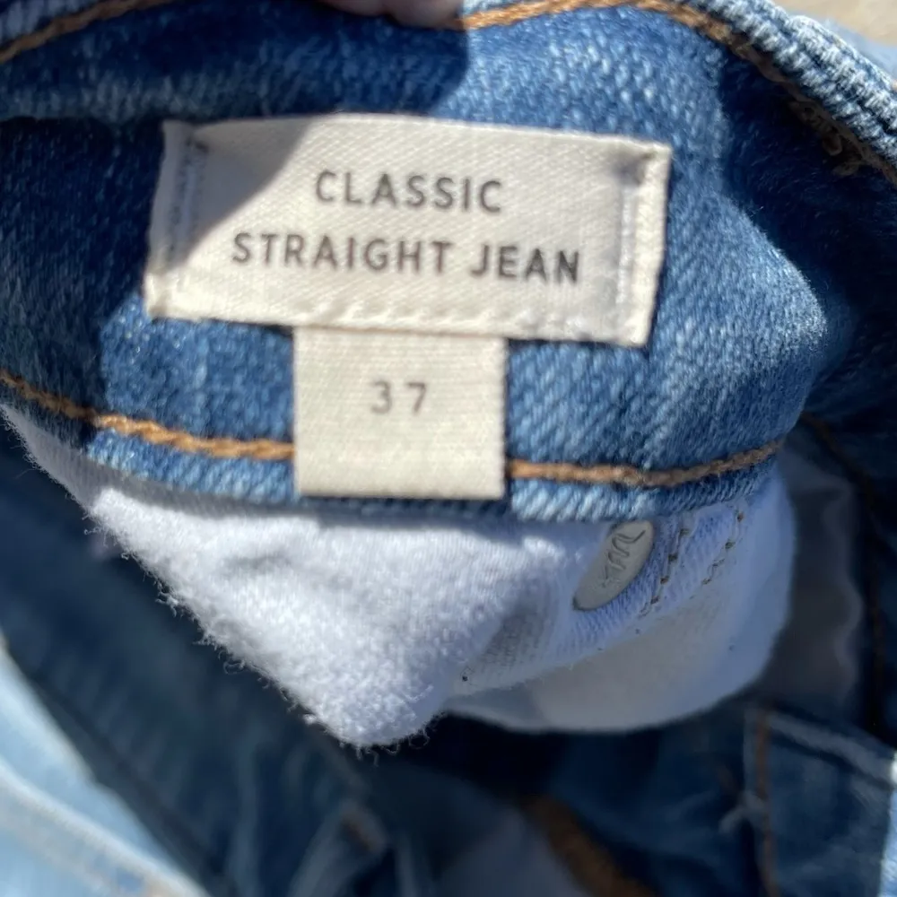 Madewell Classic Straight with Magic Pockets Jeans size 37 - Image 3