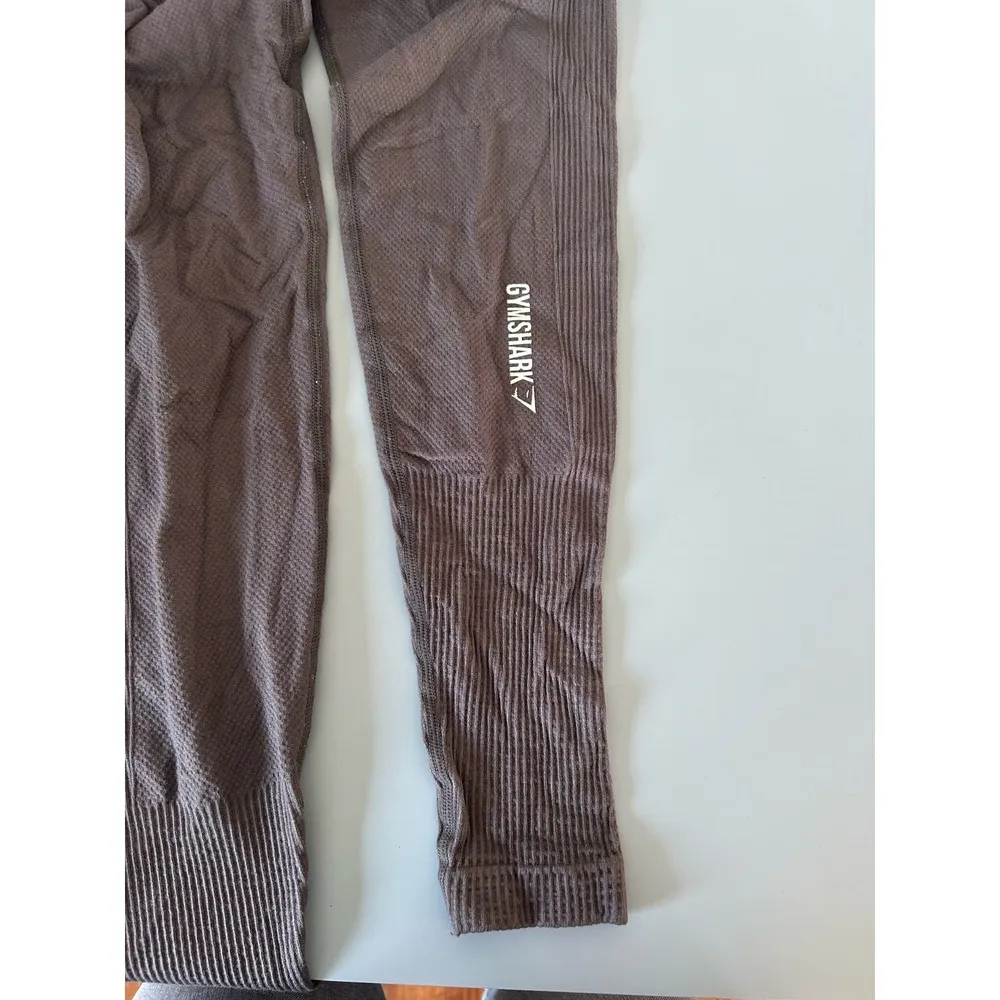 Gymshark womens leggings dark grey size S/M logo on leg seamless - Image 3