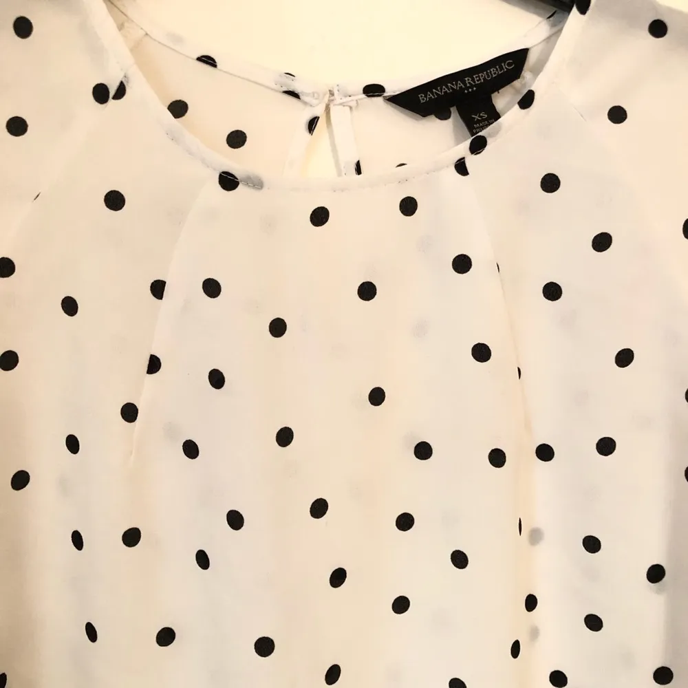 Banana Republic short sleeve white w/black dot top XS - Image 2