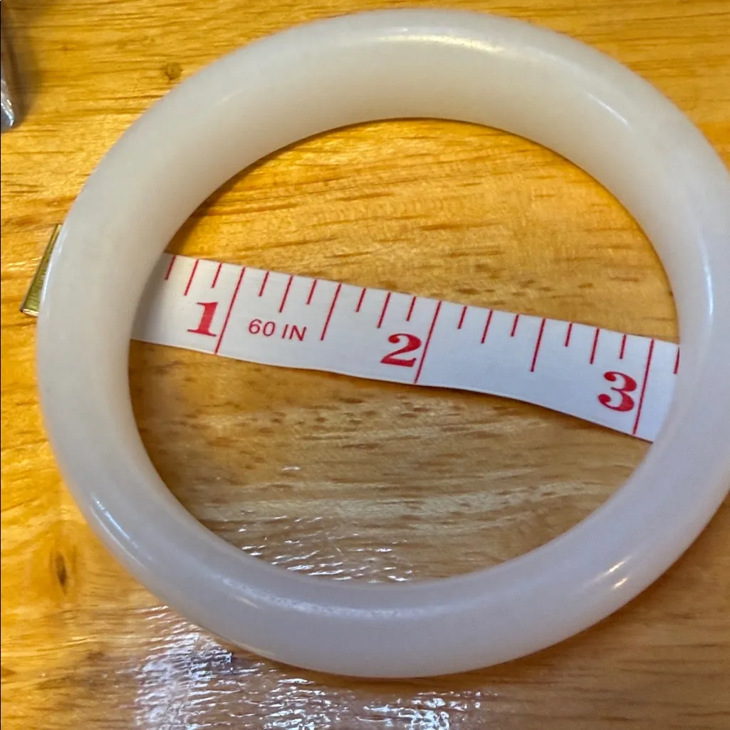 Elegant Jade Cream Bangle Bracelet - Image 5