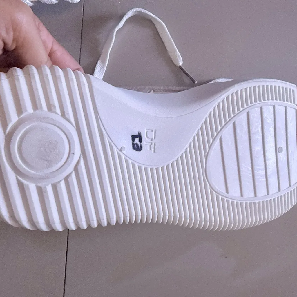 Women's Cream and Gray Athletic Shoes Size 7 - Image 9