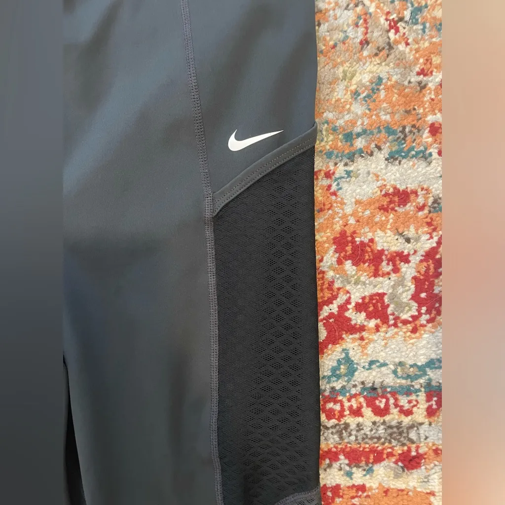 DF High Rise 7/8 Legging in Dark Smoke Grey, Black, & White Size Small - Image 8