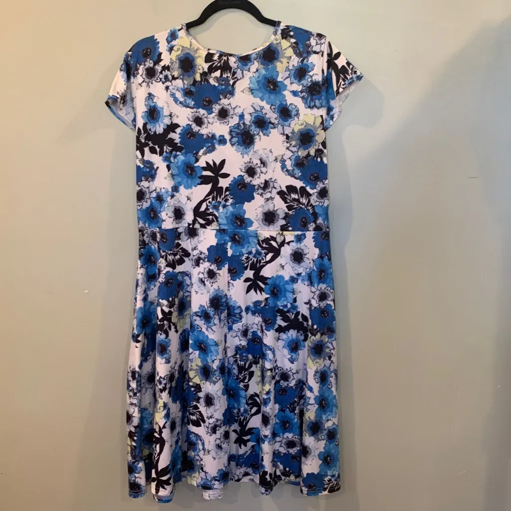Haute Edition Blue and White Flowered Short Sleeve Wrap Top Dress Women’s 1X - Image 3