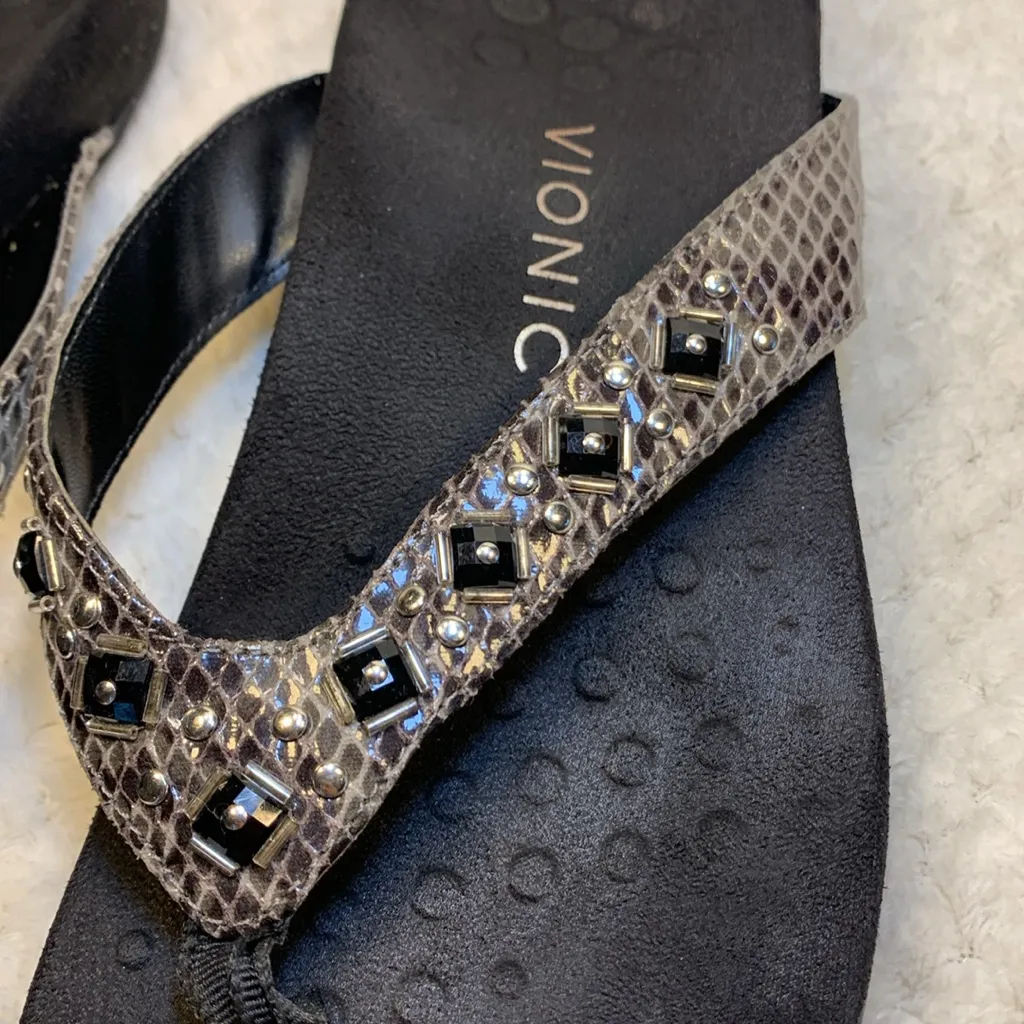 Vionic Dawn womens flip flop sz 8 snake print slate black studded thong sandal - Image 5