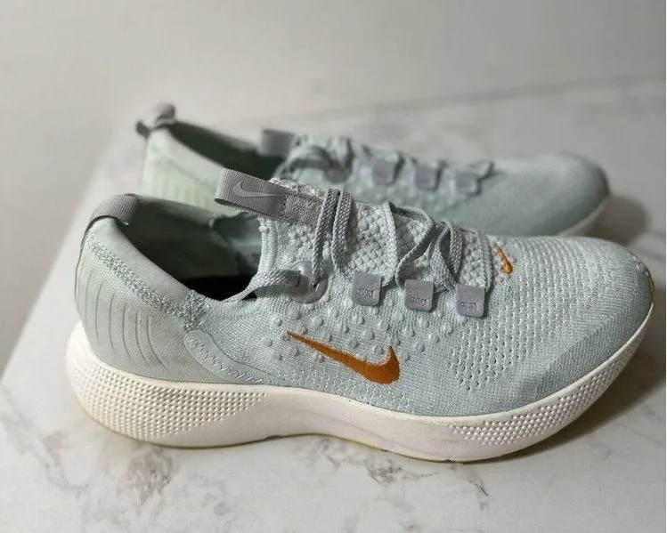 Nike  Womens React Escape Run Sz 12 Flyknit Running Shoes Barely Green DC4269 300 - Image 2