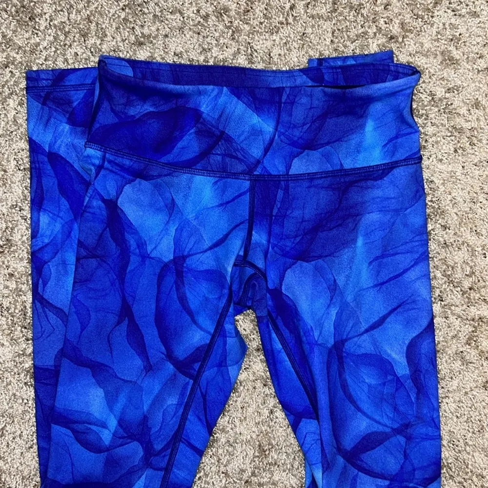 Lululemon Midnight Tulle Multi Leggings. Size 6 - Image 6