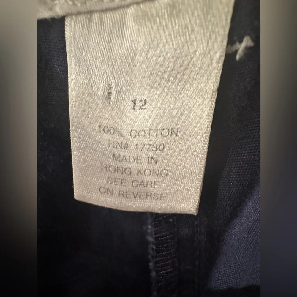 EUC ISAAC MIZRAHI  BLUE jeans with white rim stitcher relaxed leg style - Image 5