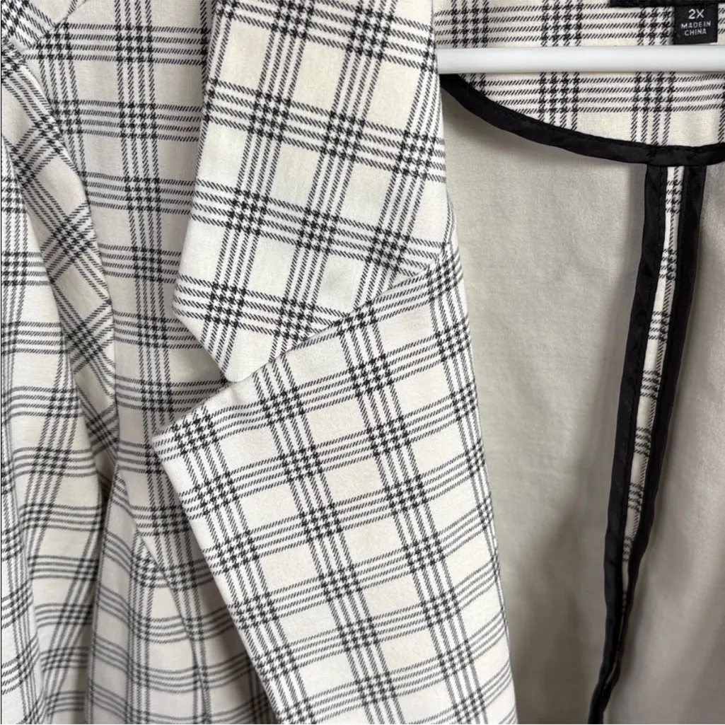 EUC Liverpool Boyfriend Blazer Black
Ivory Plaid Size 2X Retail $119.00 - Image 6