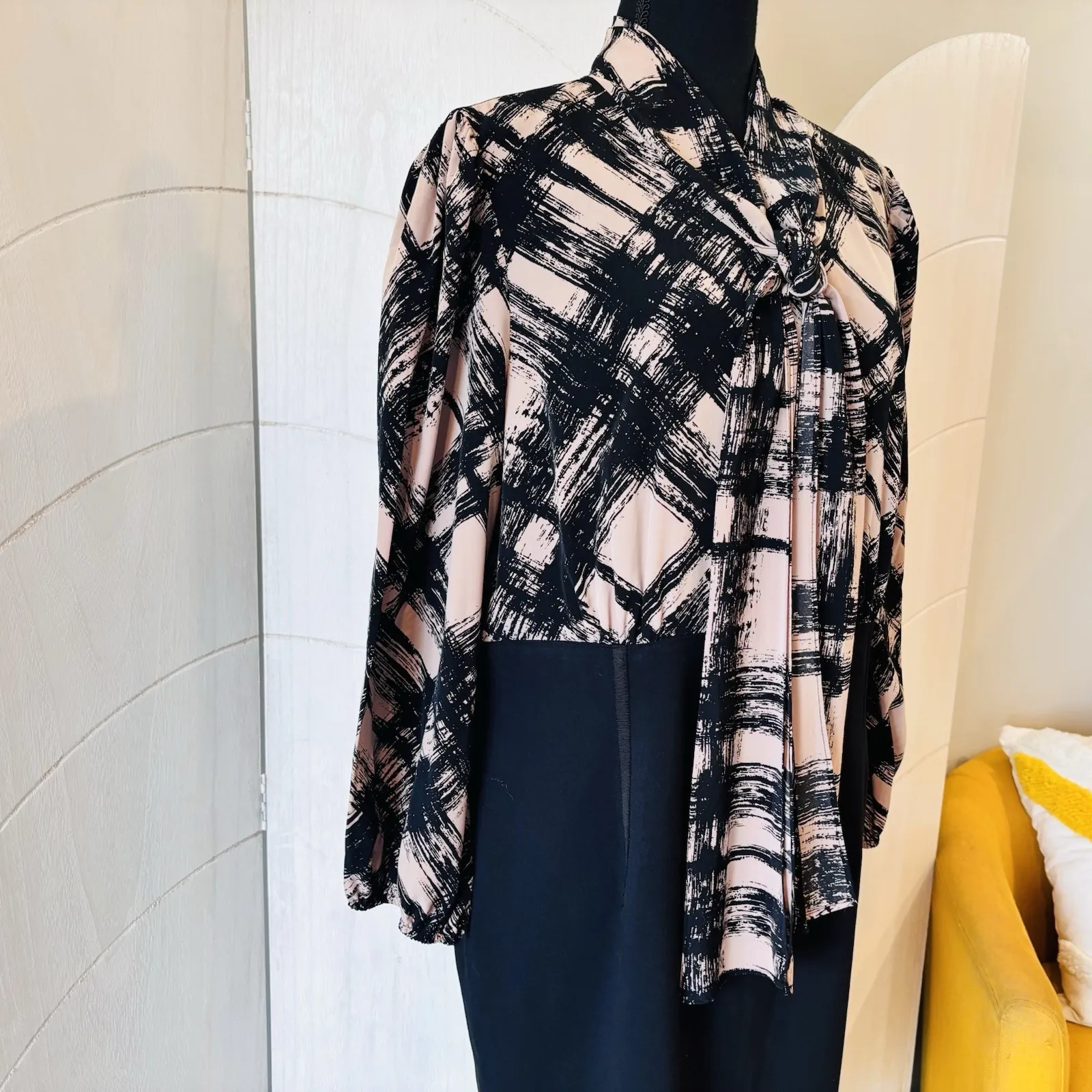 Anne Klein Sheath Dress Size 16 Black Beige Tie Neck Long Sleeve Classic - Image 3