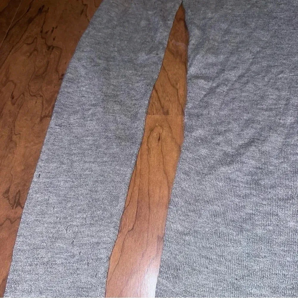 LULULEMON Bulux Lightweight V Neck Sweater Grey Thumb Holes Medium - Image 4