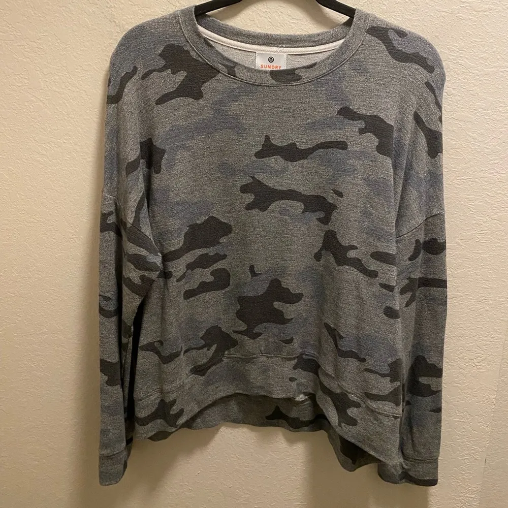 Sundry Heather Grey Camo Print Sweatshirt Size 3(L) - Image 3