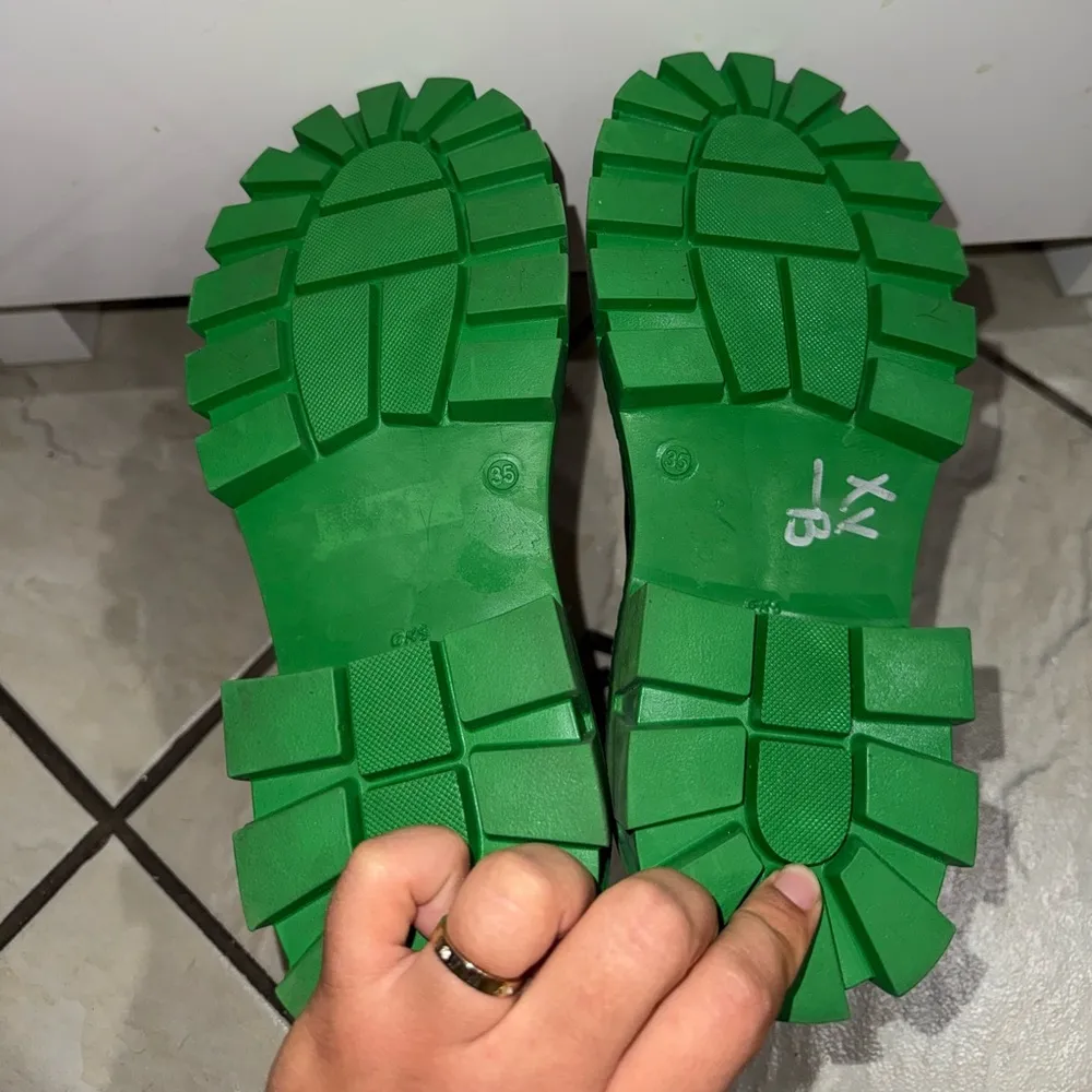 Steve Madden Charges Chelsea leather Boot Black/Green | Size 35 fits a 5 / 5.5 - Image 8