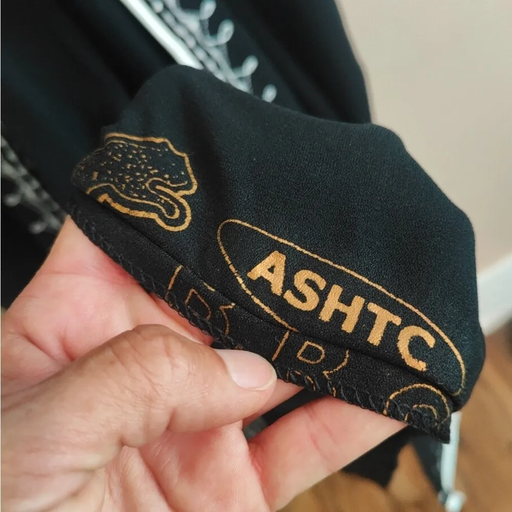 Black embroidered long sleeve abaya with white trim, 3 buttons on outer shell Size undefined - Image 8