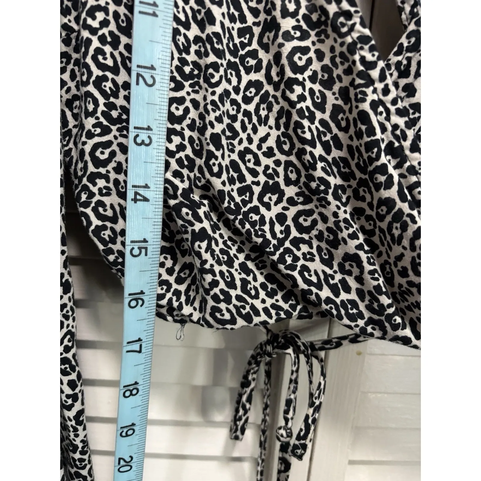 Rue 21 Black/Tan‎ Cheetah Wrap Crop open Tie Back Long Sleeve Blouse Size M - Image 3