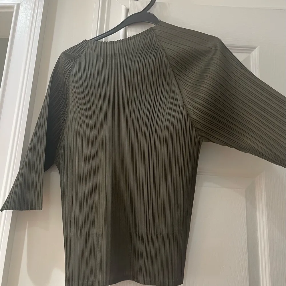 Dark Olive Pleated Inspired Top Green Size 6 - Image 3
