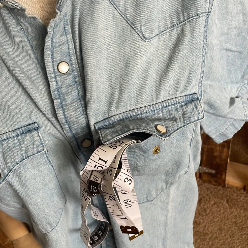 Levi’s shirt jacket woman’s blue standard short sleeve shirt Sz Med - Image 50
