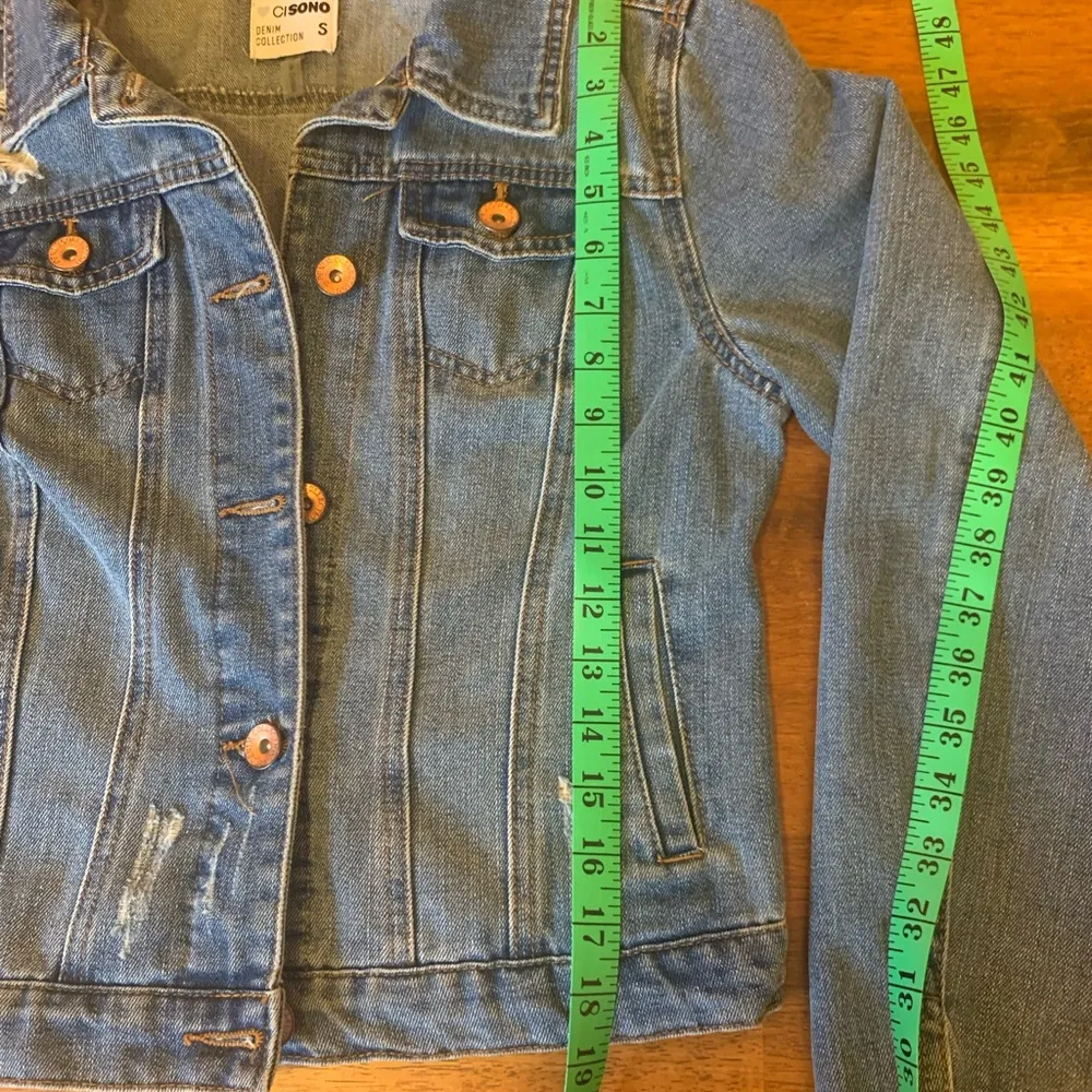 Ci SONO Women’s Small distressed button denim jacket. Medium denim wash - Image 6