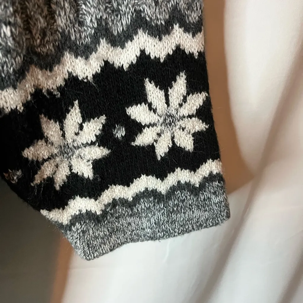 Chic Black and Gray Women's Turtleneck Sweater Size M - Image 4