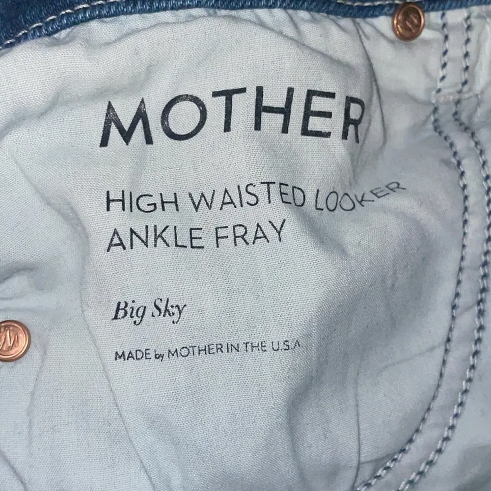 MOTHER Women’s Sz 27 High Waisted Looker Ankle Fray in Big Sky Blue - Image 4