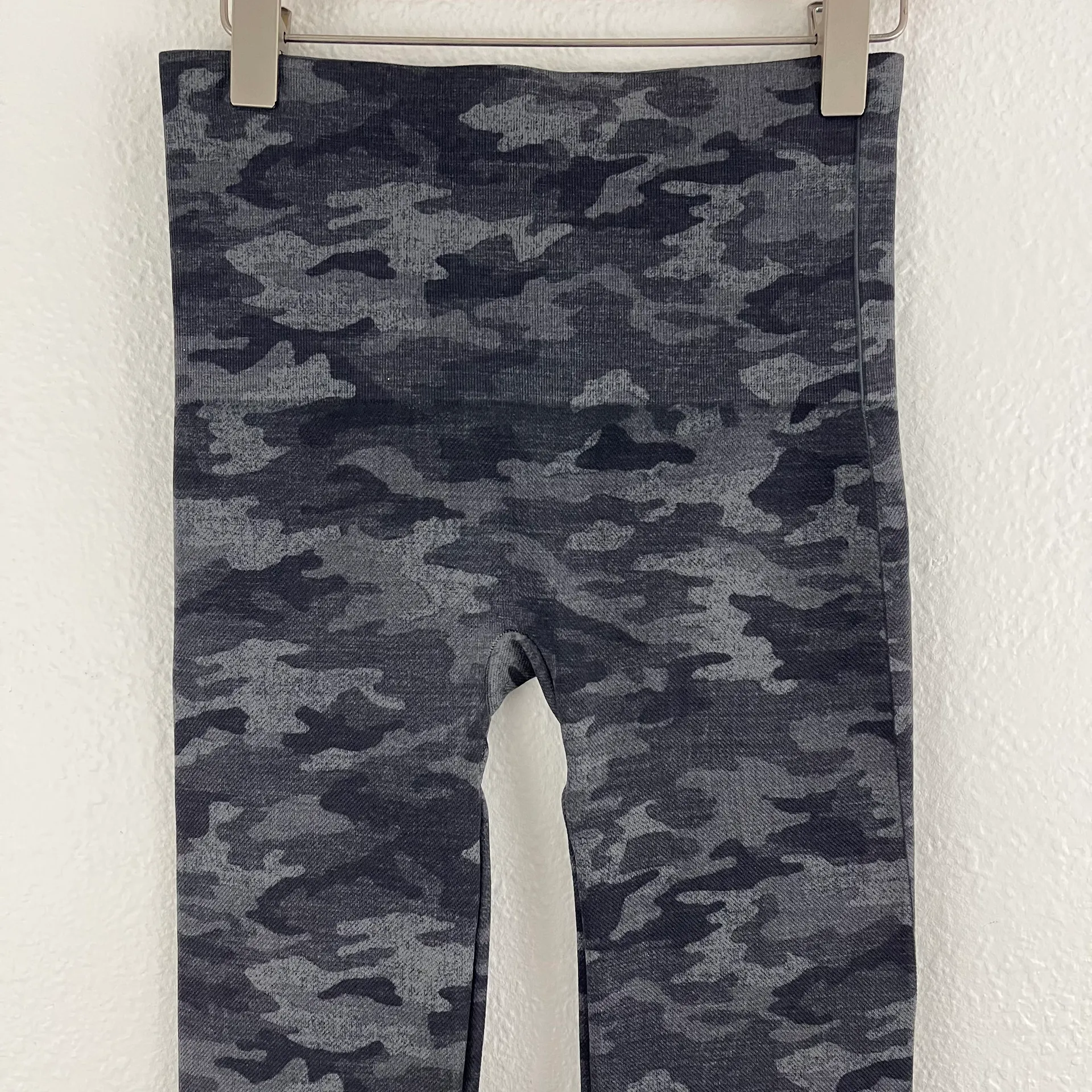 Spanx Heathered Black Camo High Waisted Look At Me Now Seamless Shaping Leggings - Image 8