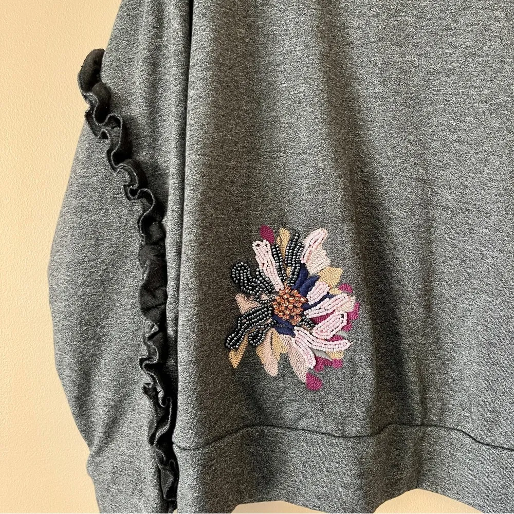 VINTAGE AMERICA | Gray Embroidered and Beaded Floral Ruffle Trim Sweatshirt Sz L Size L - Image 2