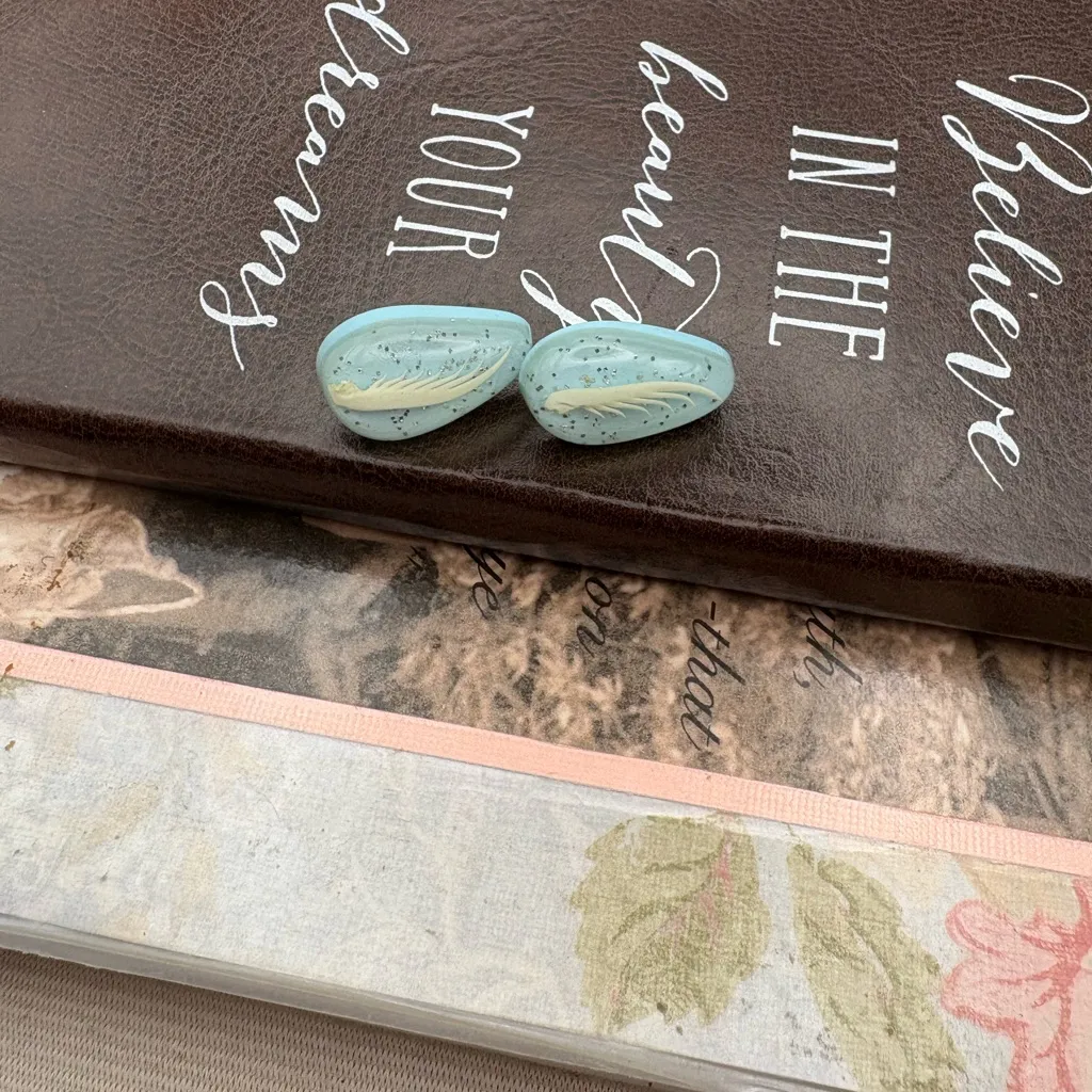 Vintage 60s Aqua Feather Earrings – Handmade Resin Glitter Blue - Image 3