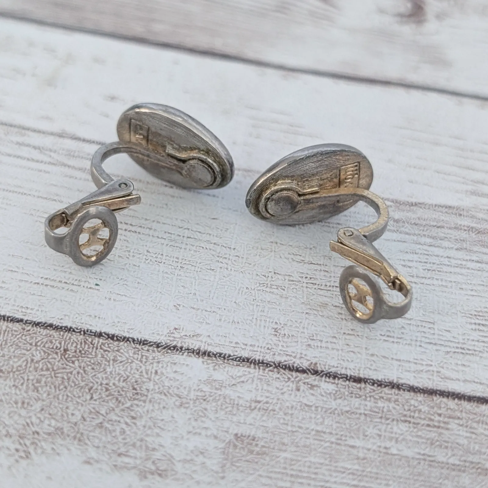 Vintage Avon Clip On Earrings Red Middle - Image 6