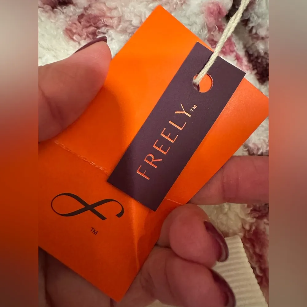 NWT Freely Cozy Pink and White Fleece Pullover Size M - Image 6